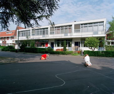844436 Gezicht op de voorgevels van het huizenblok Robert Schumannstraat 13-19 te Utrecht, dat in 1932 ontworpen is ...